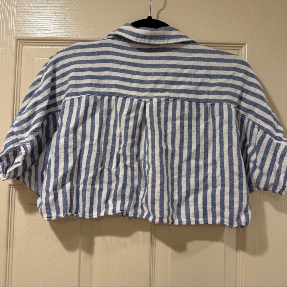 Forever 21 Blue White Striped Cropped Button Up Shirt Women’s Size S - Picture 3 of 3